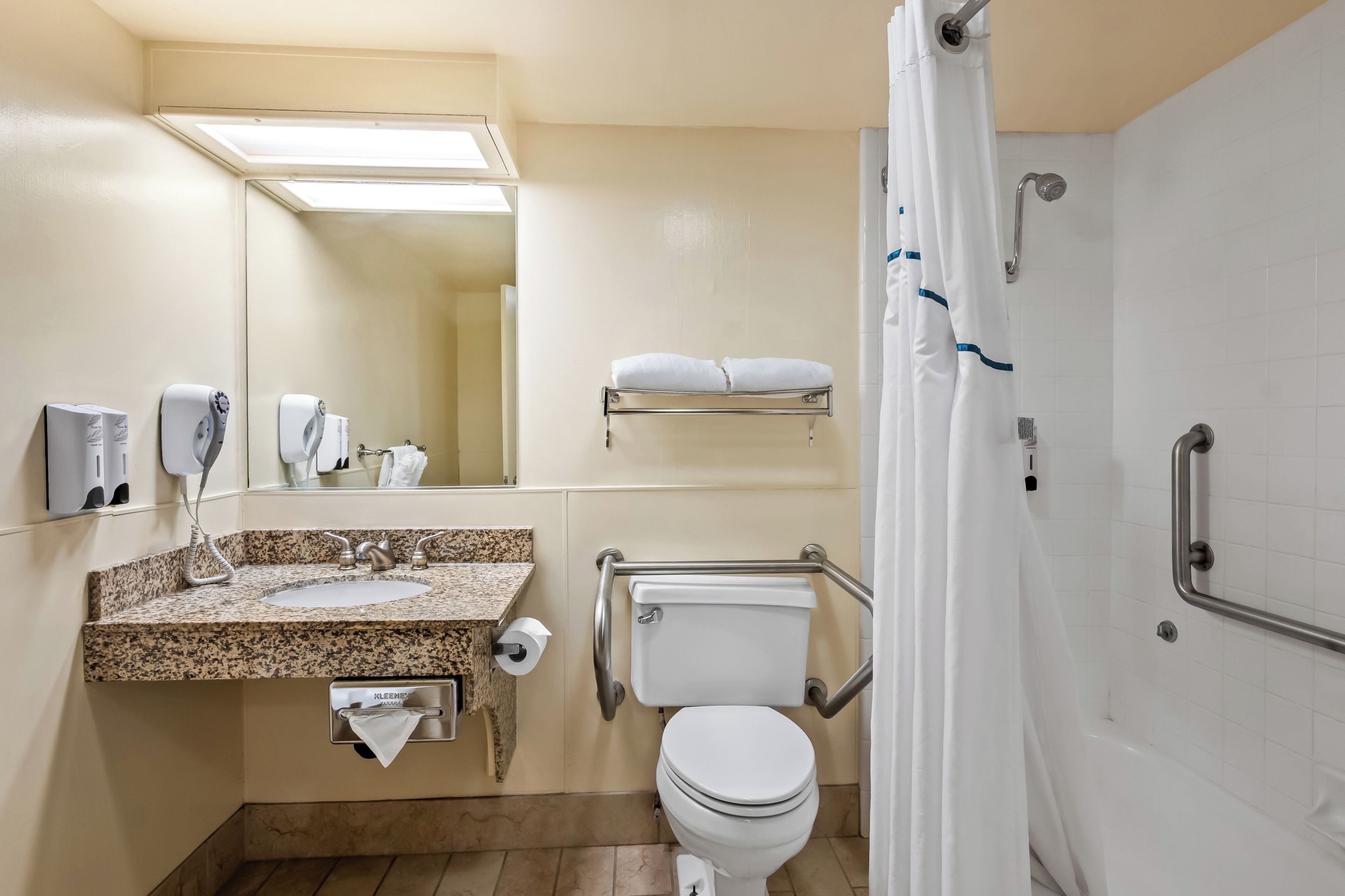 Une salle de bain avec un lavabo, des toilettes et une douche.