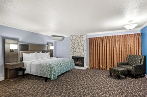Suite, 1 King Bed, Non Smoking, Poolside