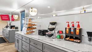Breakfast area - HomeTowne Studios by Red Roof Yuba City Bonanza – Marysville (Yuba City)