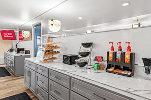 Free daily continental breakfast - HomeTowne Studios by Red Roof Yuba City Bonanza – Marysville (Yuba City)