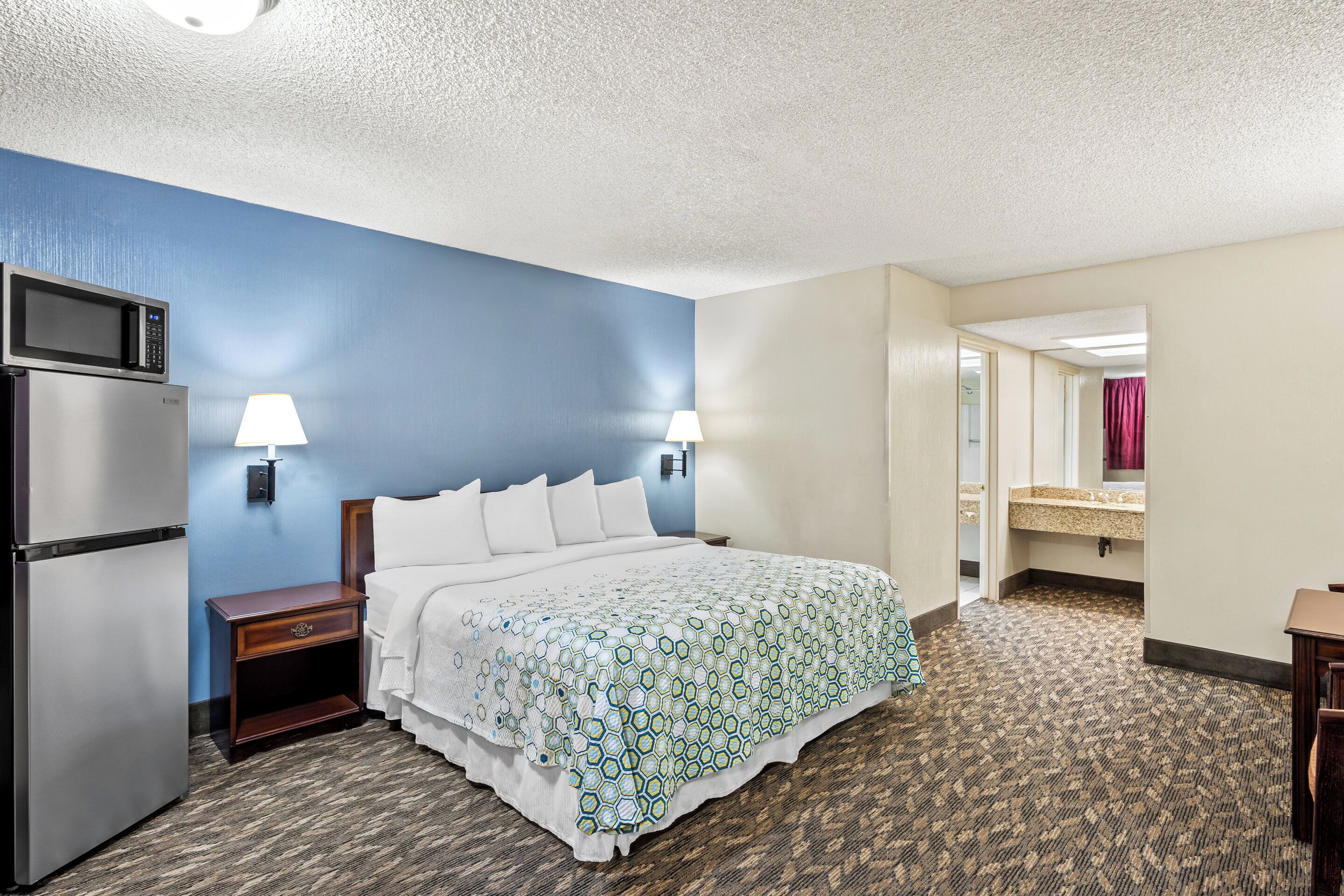 Studio, 1 King Bed, Non Smoking | Desk, laptop workspace, blackout drapes, iron/ironing board