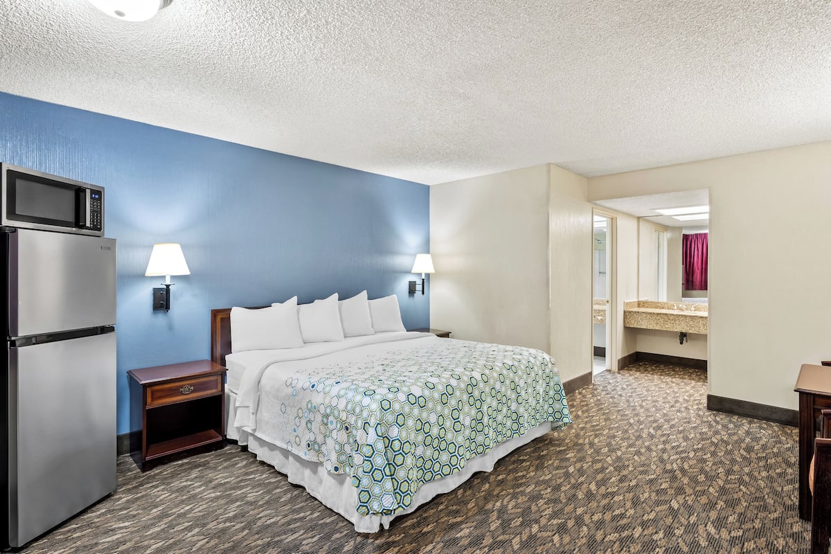 Estudio, 1 cama King size, para no fumadores | 1 habitación, escritorio y espacio para trabajar con laptop