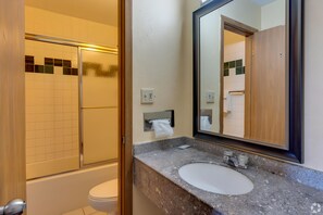 Dusche, kostenlose Toilettenartikel, Haartrockner, Handtücher