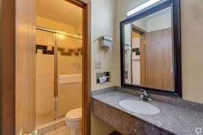 Shower, free toiletries, hair dryer, towels - I-80 Inn & Suites (Davenport)