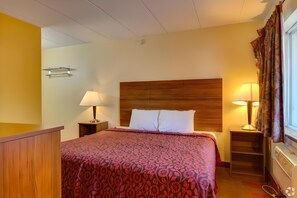 Premium bedding, individually decorated, individually furnished, desk - I-80 Inn & Suites (Davenport)