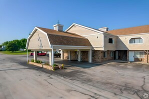 Exterior - I-80 Inn & Suites (Davenport)