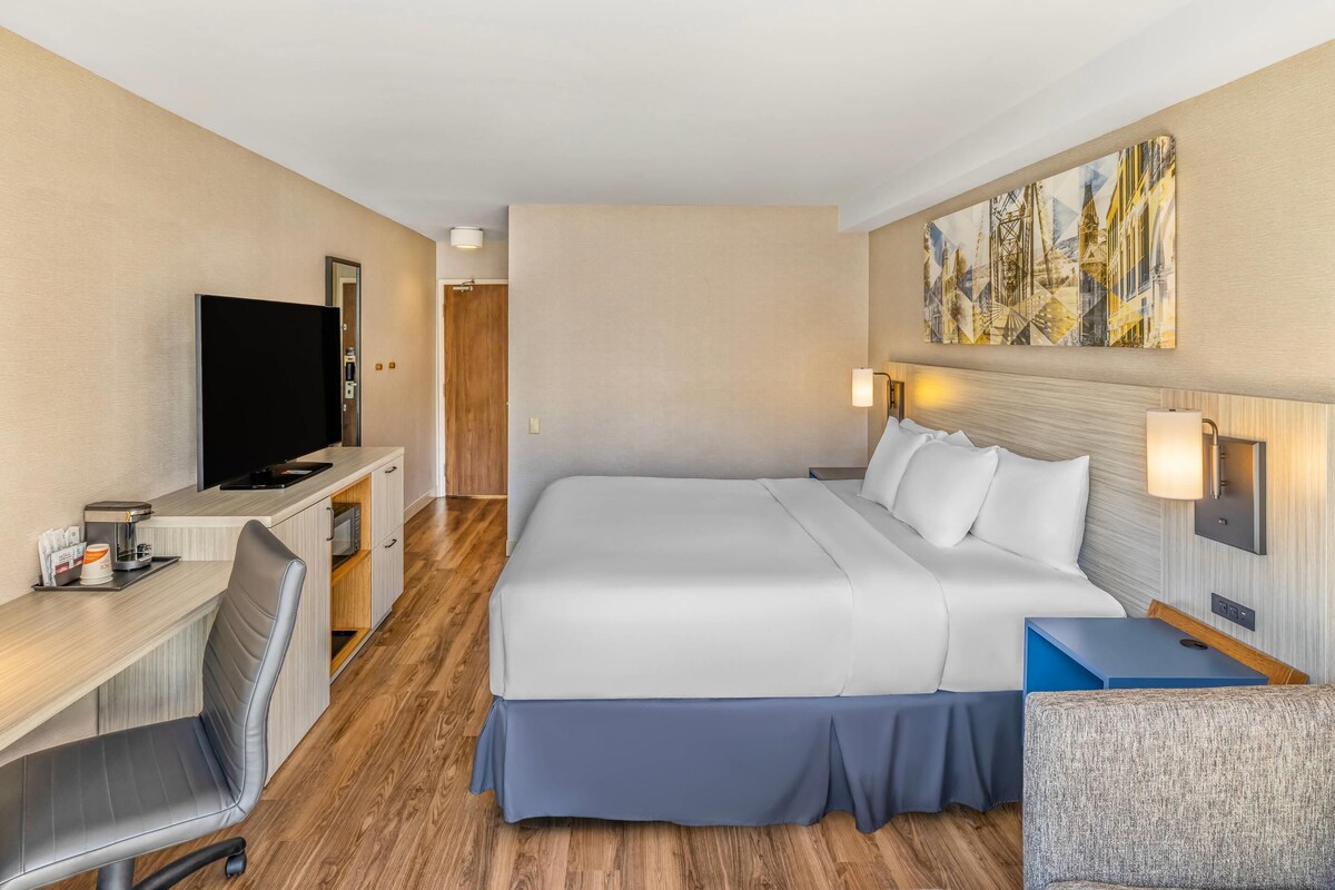 Room, 1 Queen Bed with Sofa bed, Accessible, Non Smoking | Premium bedding, desk, blackout drapes, iron/ironing board