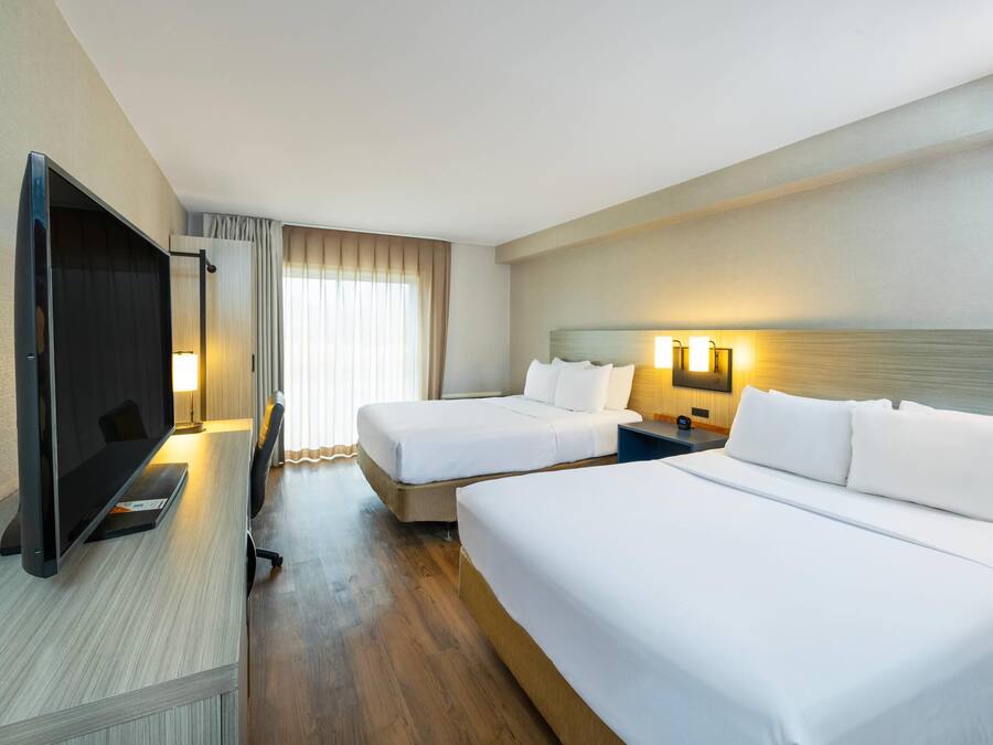 Luxe beddengoed, een bureau, verduisterende gordijnen