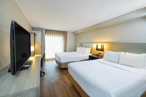 Roupas de cama premium, escrivaninha, cortinas blackout