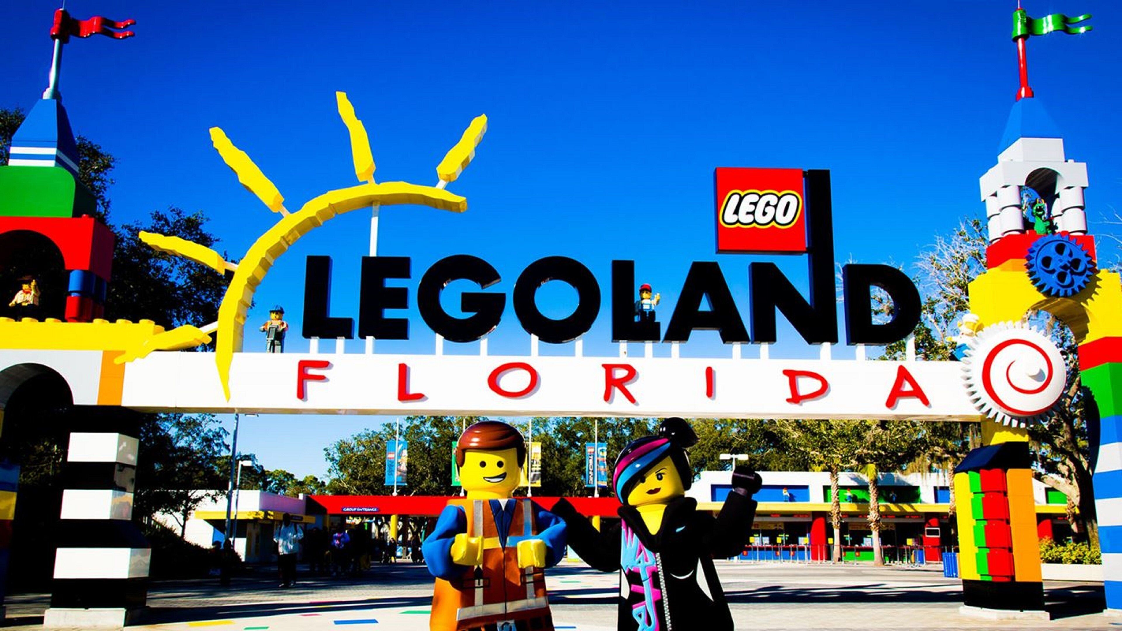 Una entrada temática de LEGO con un cartel que dice 'LEGOLAND Florida' y figuras de LEGO.
