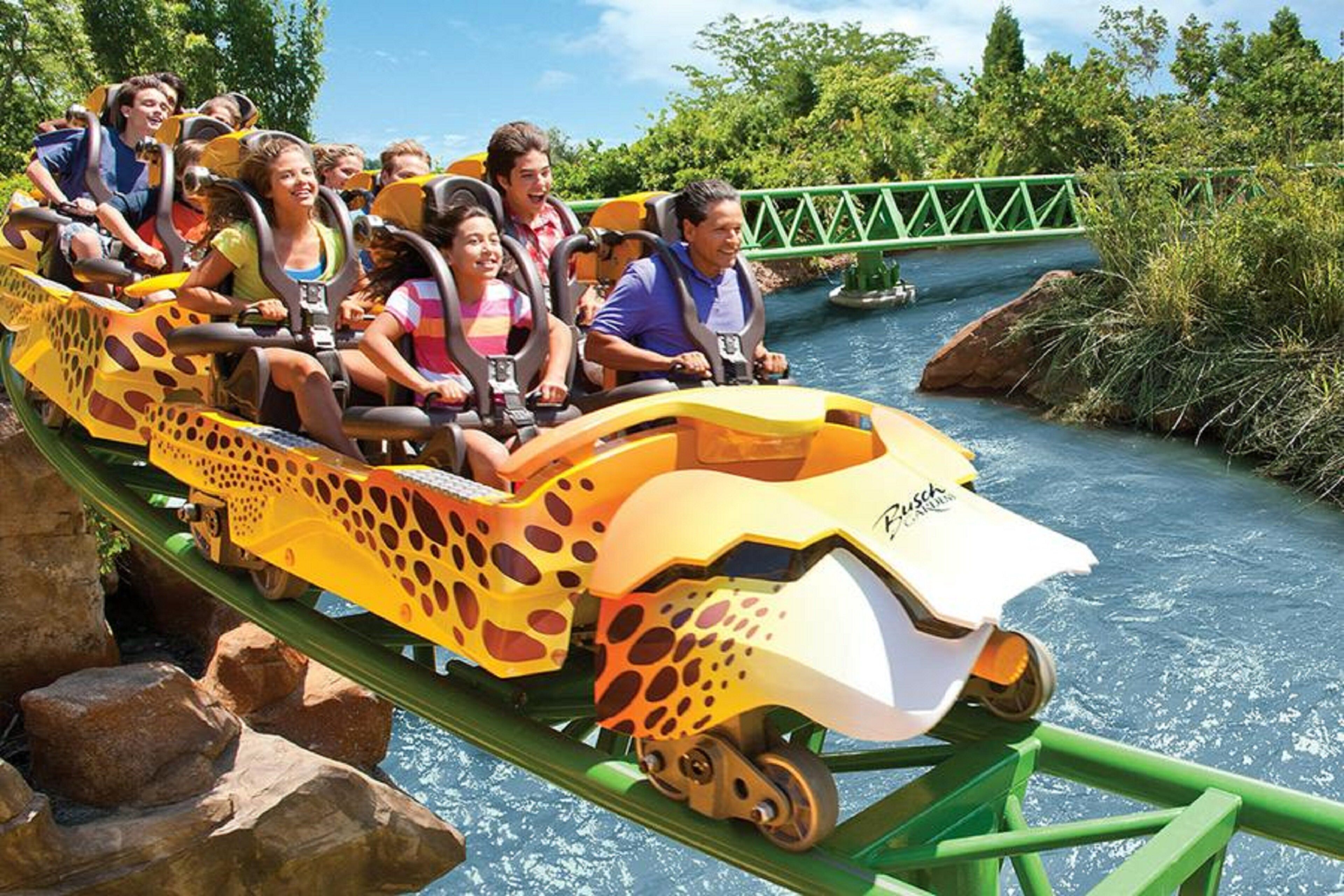 Eine Gruppe von Menschen auf einem Flussfahrzeug mit Leopardenmuster.