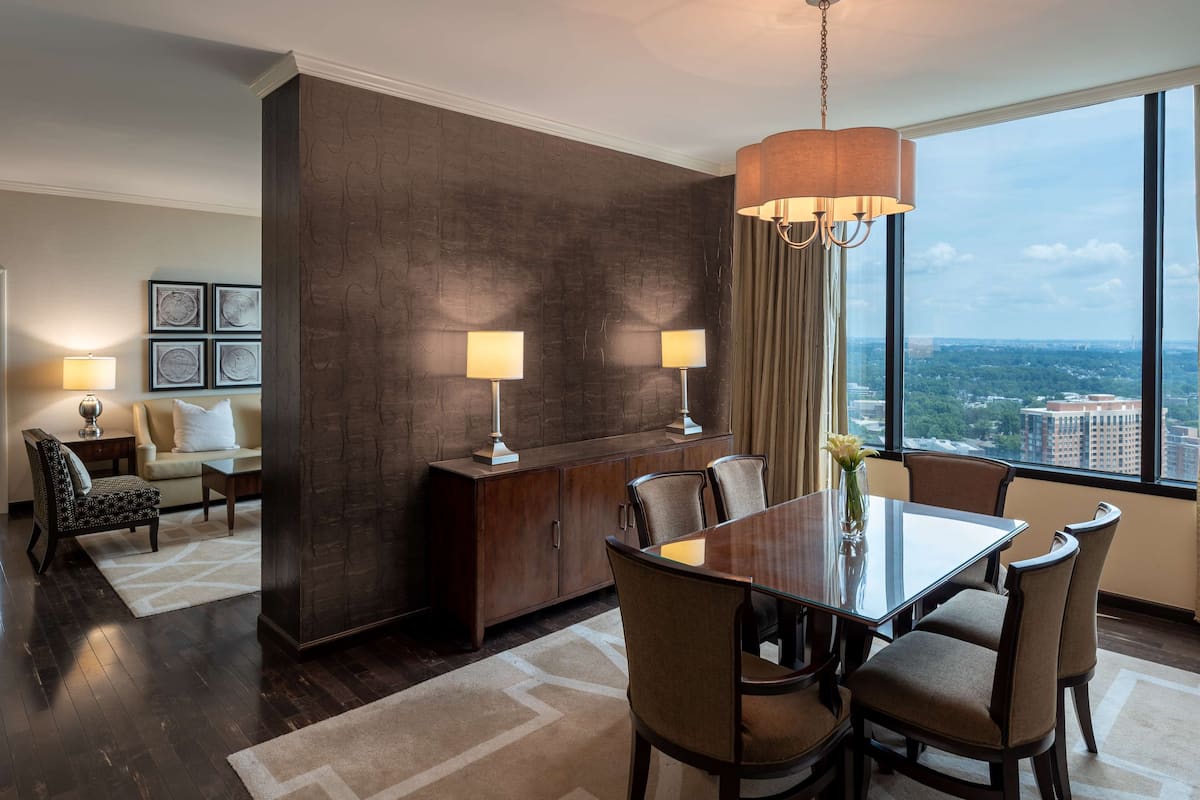 Suite presidencial, 2 camas Queen size, para no fumadores | Área de sala de estar | Televisión de pantalla plana de 55 pulgadas con canales por cable
