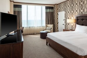 Premium bedding, pillowtop beds, in-room safe, desk - Hilton Alexandria Mark Center (Alexandria)