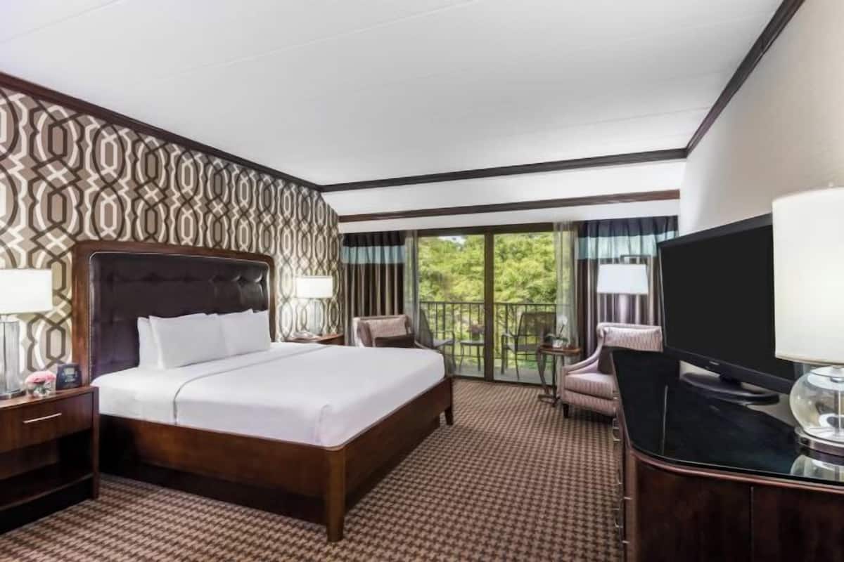 Premium bedding, pillowtop beds, in-room safe, desk