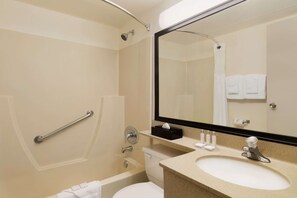 Bañera, artículos de higiene personal gratuitos y secador de pelo