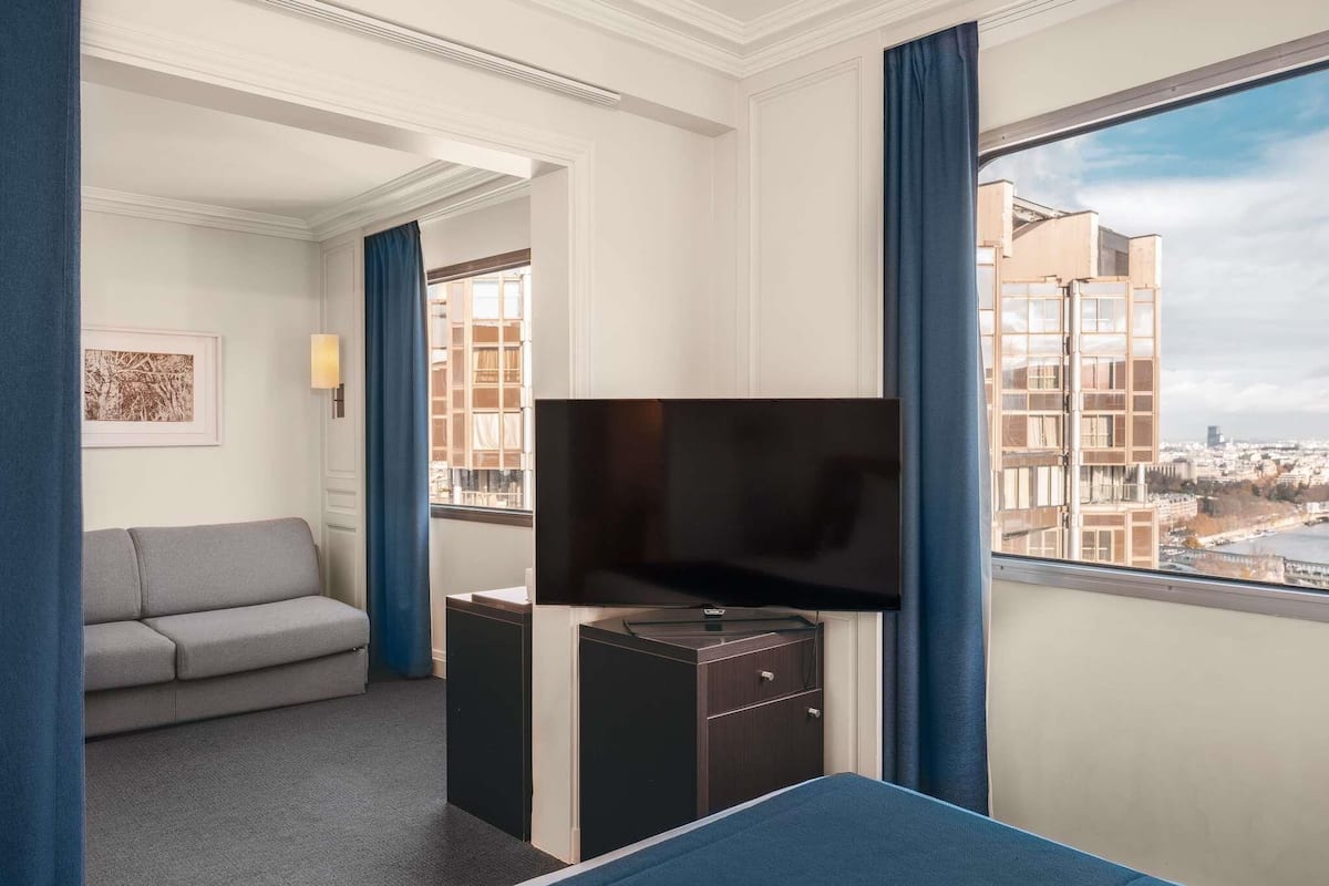 Suite Junior, 1 lit double et 1 canapé-lit, vue sur la ville | Literie de qualité, lit avec matelas à plateau-coussin, minibar