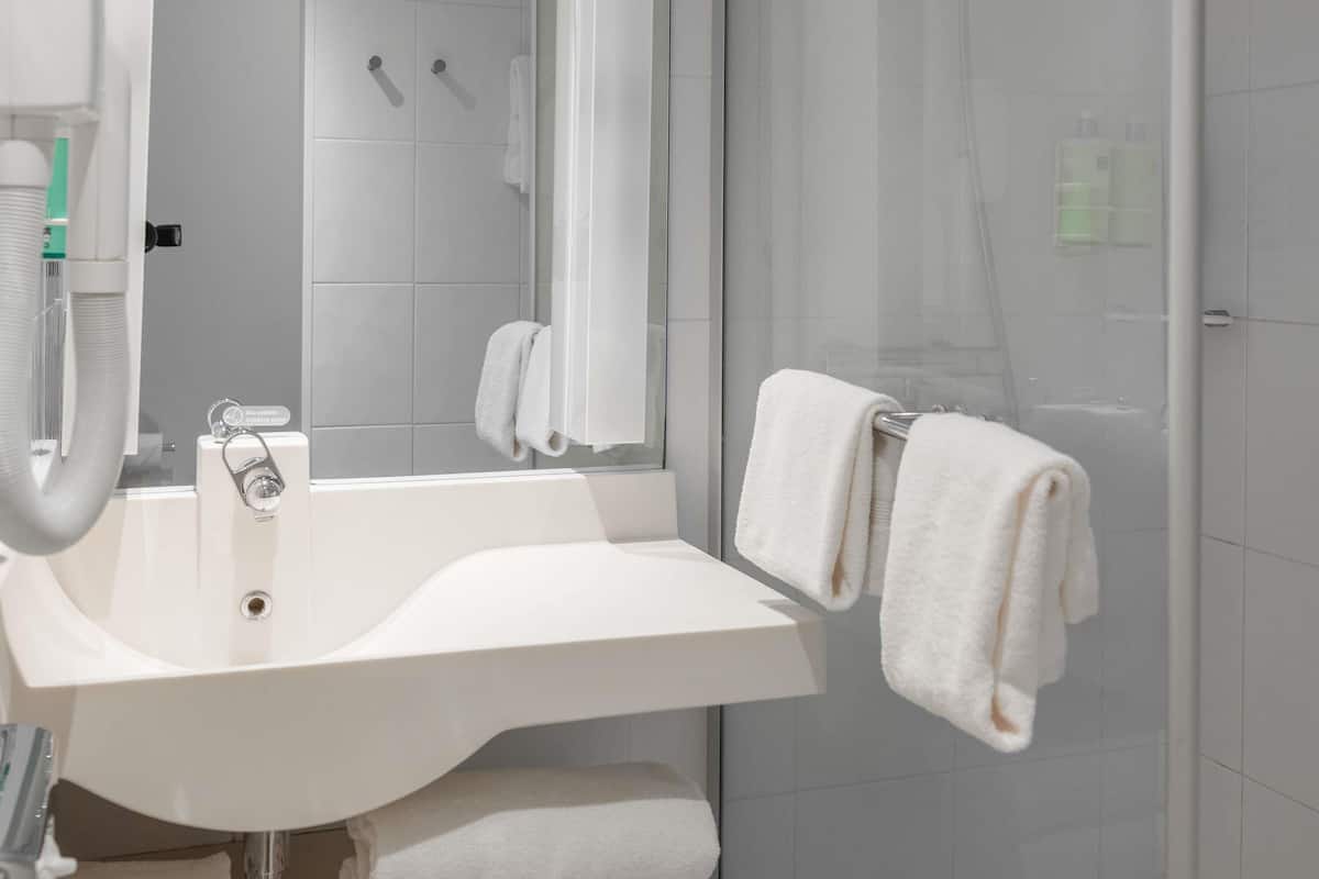 Classic Room, 1 Queen Bed | Premium bedding, pillow-top beds, minibar, in-room safe