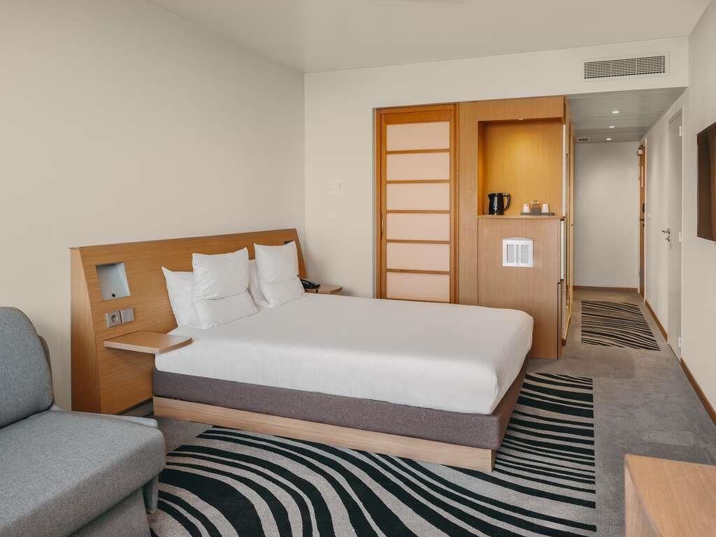 ห้องซูพีเรีย, เตียงควีนไซส์ 1 เตียง และโซฟาเบด | เครื่องนอนระดับพรีเมียม, เตียงพร้อมฟูกเสริมที่นอน, มินิบาร์