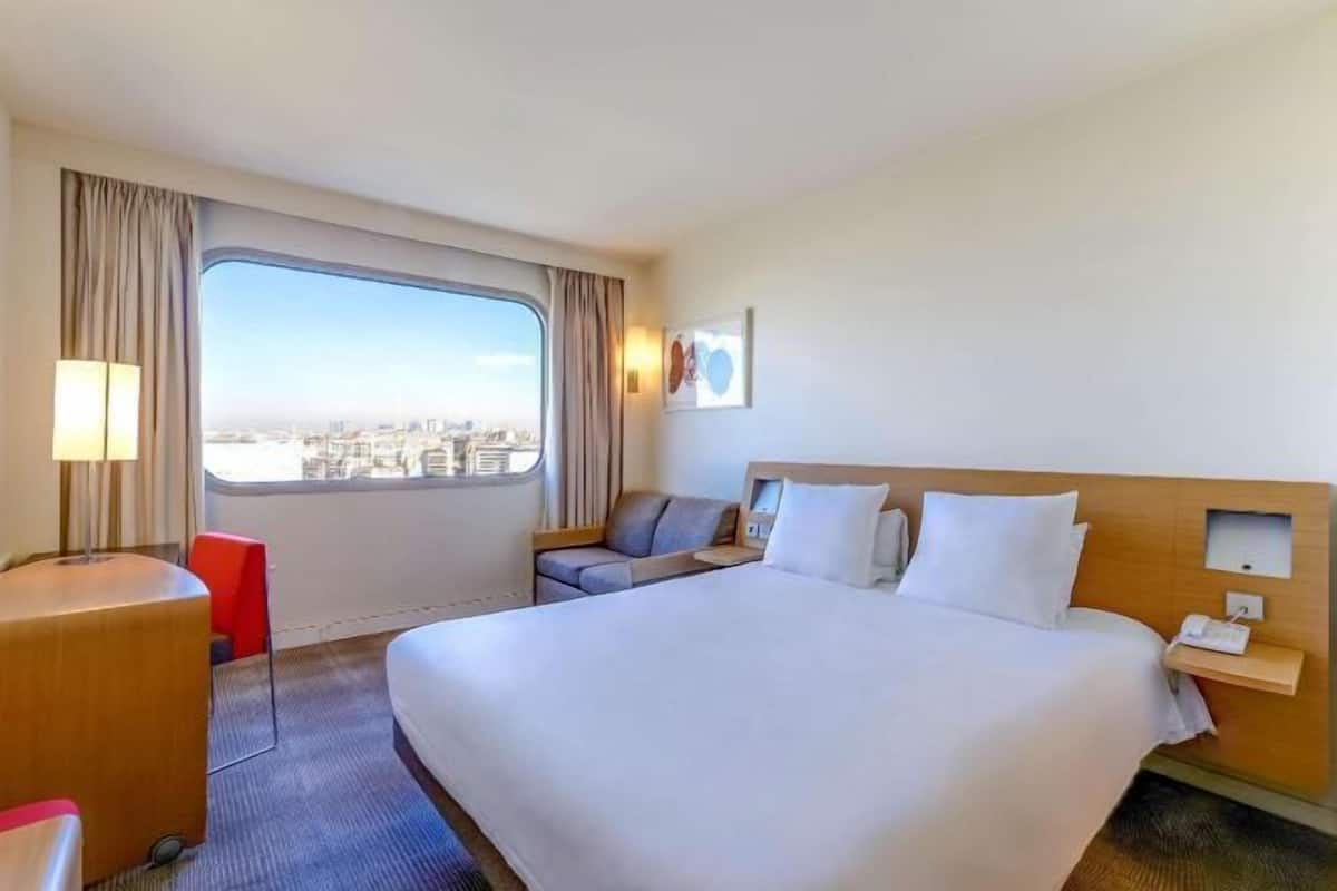 Premium bedding, pillow-top beds, minibar, in-room safe