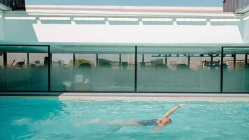 Kolam renang tertutup