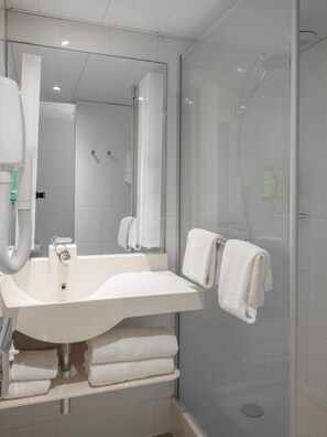 Habitació clàssica, 1 llit de matrimoni | Bany | Dutxa i articles de tocador respectuosos amb el medi ambient 