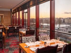 2 restaurantes; se sirve desayuno, almuerzo y cena