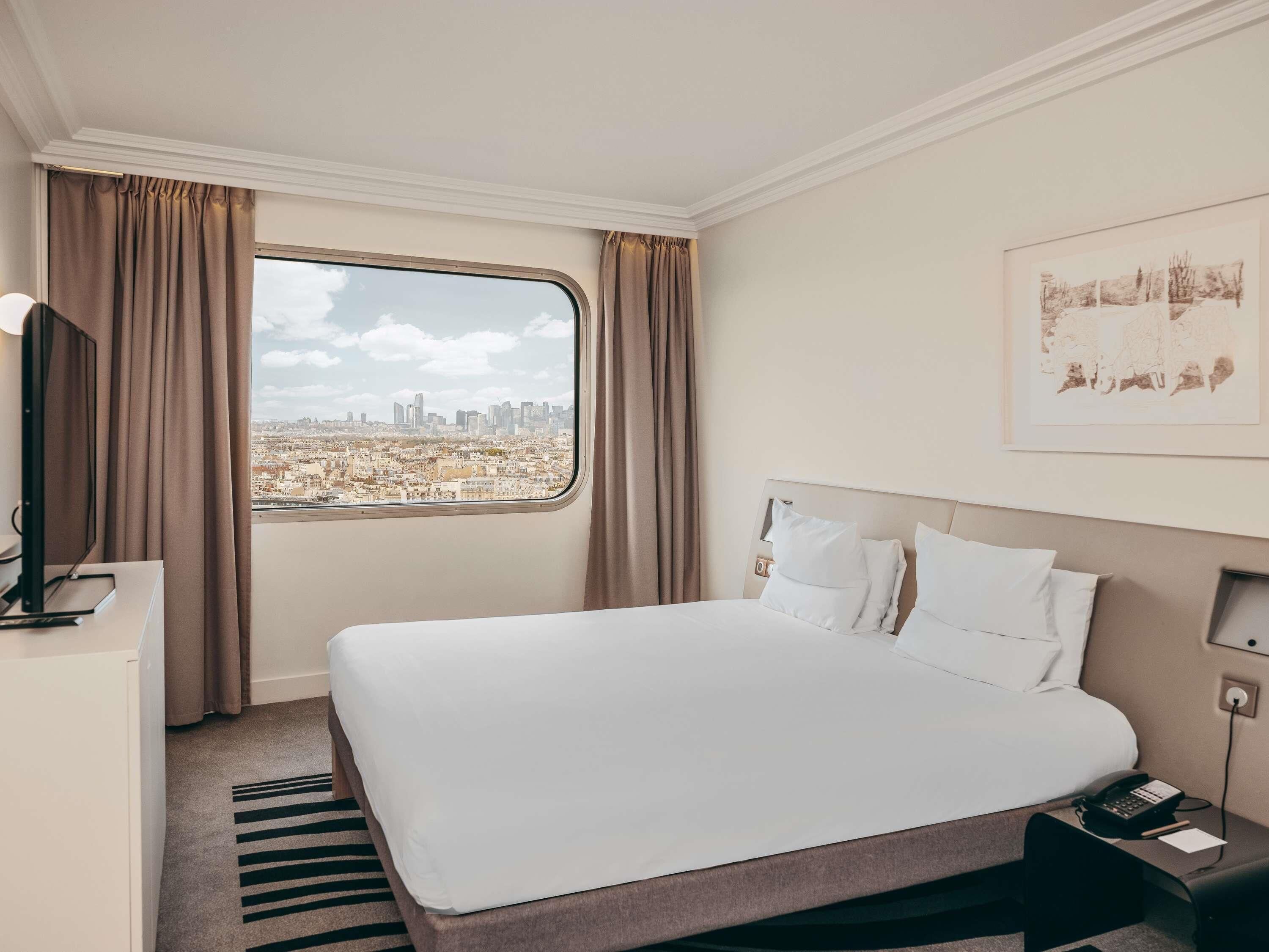 Executive Suite, 1 Queen Bed | Premium bedding, pillowtop beds, minibar, in-room safe