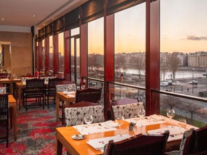 2 restaurants; breakfast, lunch, and dinner served - Novotel Paris Centre Tour Eiffel (Paris)