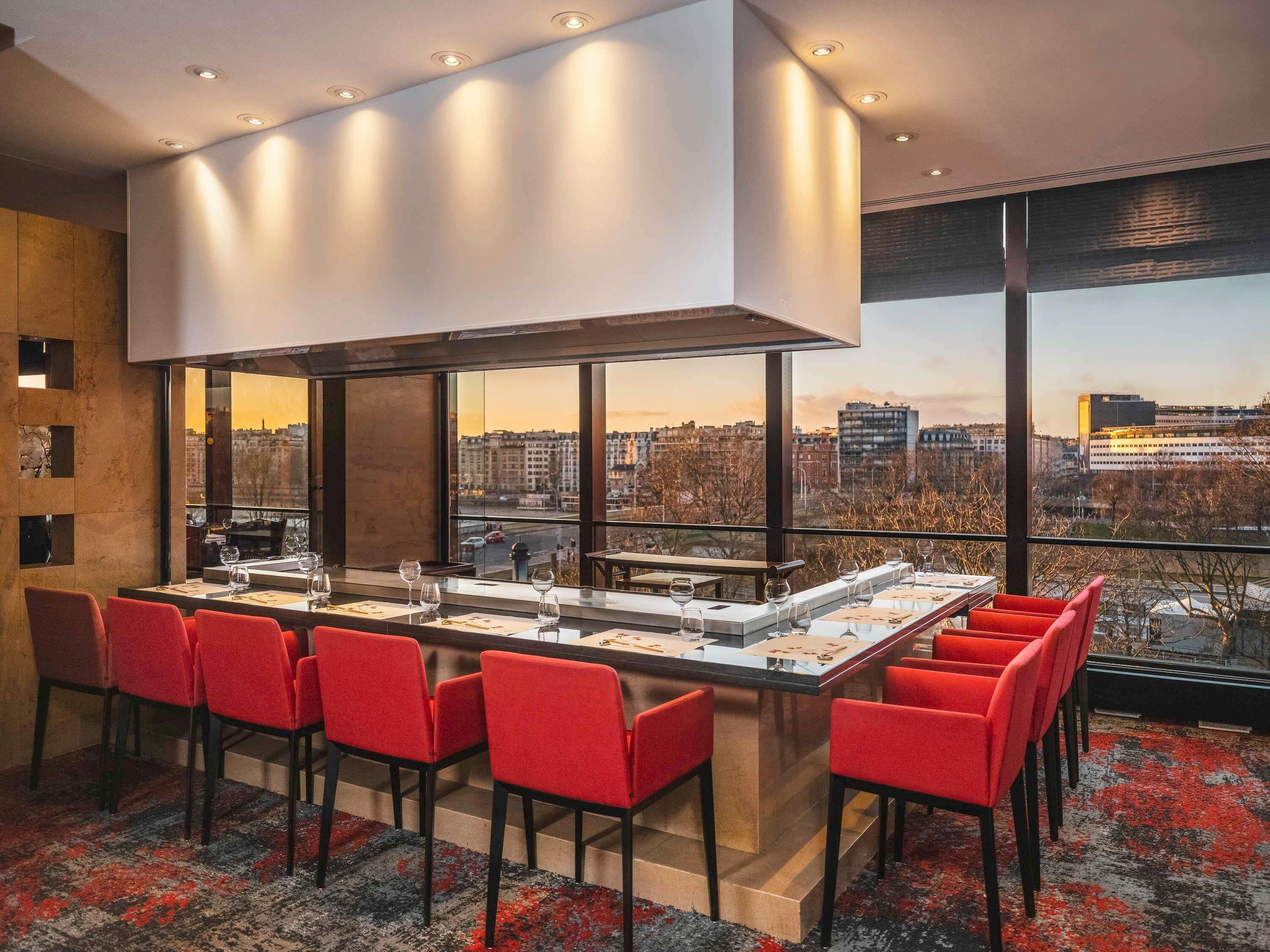 2 restaurantes; se sirve desayuno, almuerzo y cena; cocina francesa