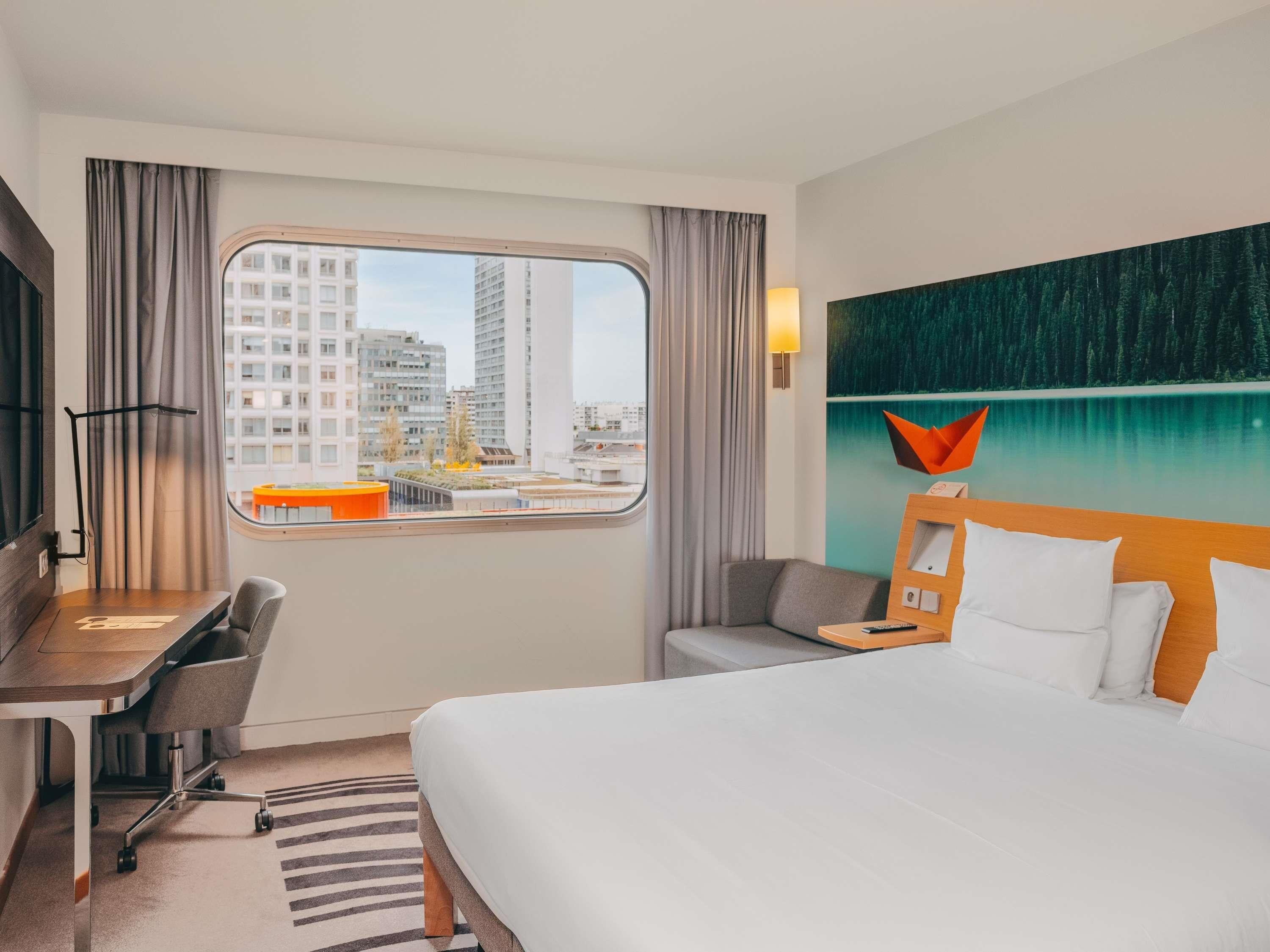 Classic Room, 1 Queen Bed | Premium bedding, pillowtop beds, minibar, in-room safe