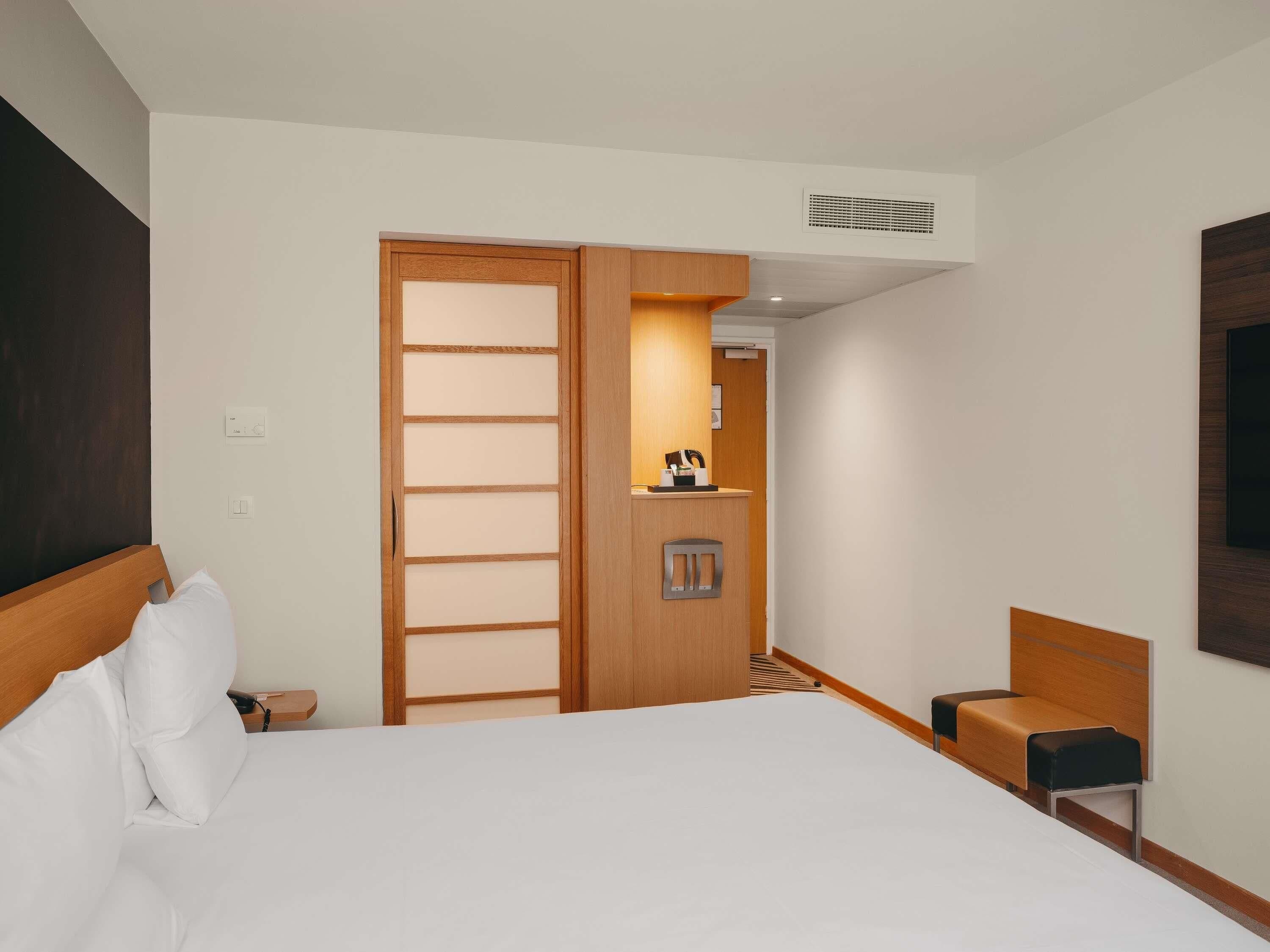 Family Room, 1 Queen Bed with Sofa bed (Family) | Premium bedding, pillowtop beds, minibar, in-room safe