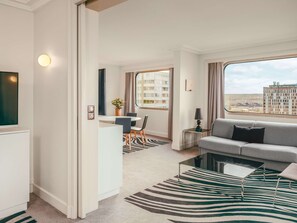 Suite ejecutiva, 1 cama de matrimonio | Ropa de cama de alta calidad, colchones con acolchado adicional, minibar