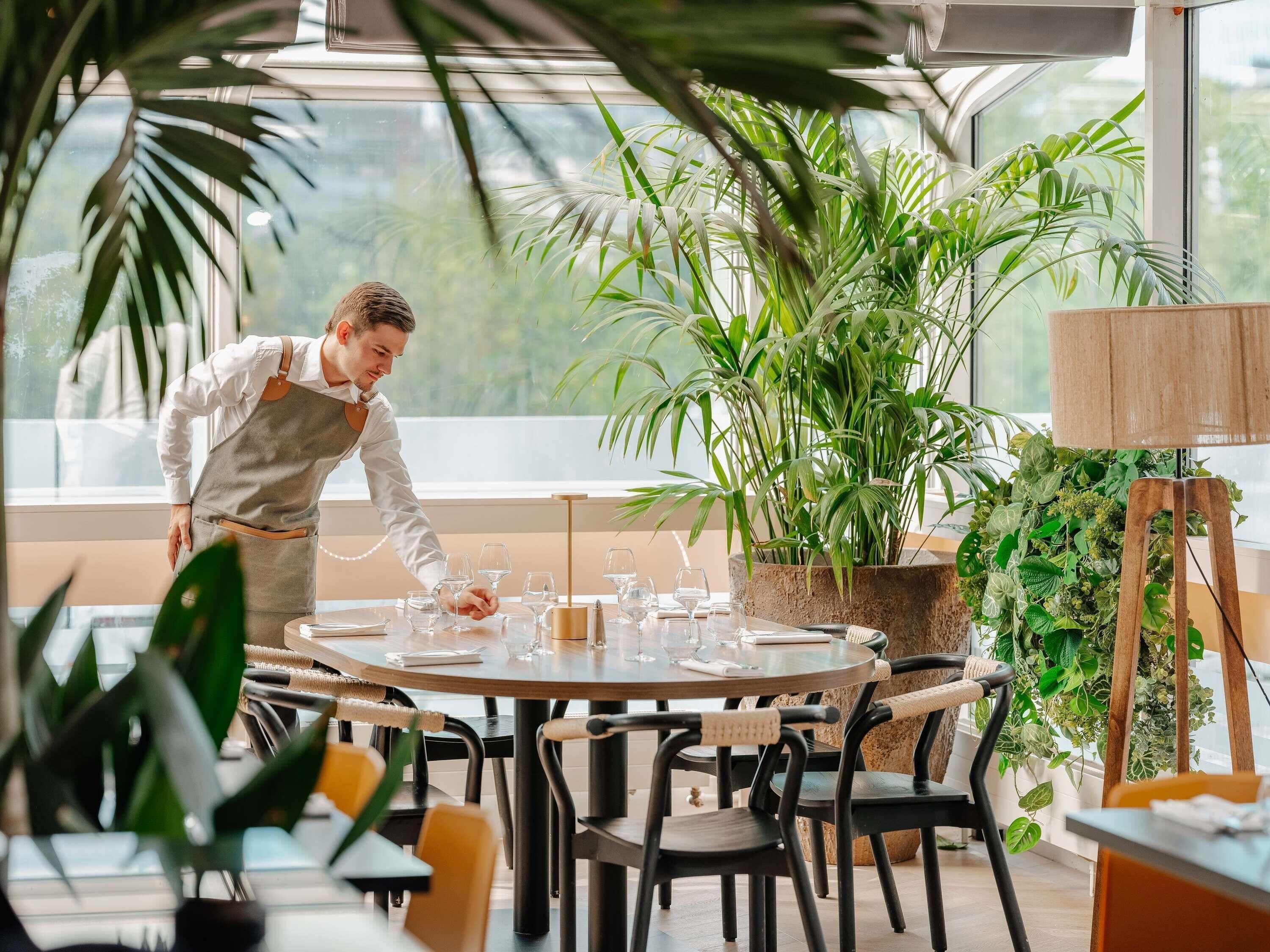 2 restaurants servant le petit déjeuner, le déjeuner et le dîner