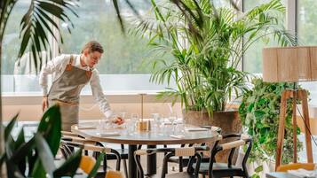2 restaurants; breakfast, lunch and dinner served