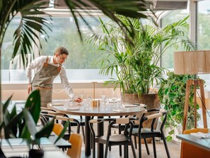 2 restaurantes: opção de café da manhã, almoço e jantar