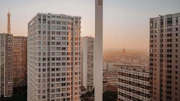 Un grattacielo con una struttura verticale imponente, circondato da altri edifici residenziali.
