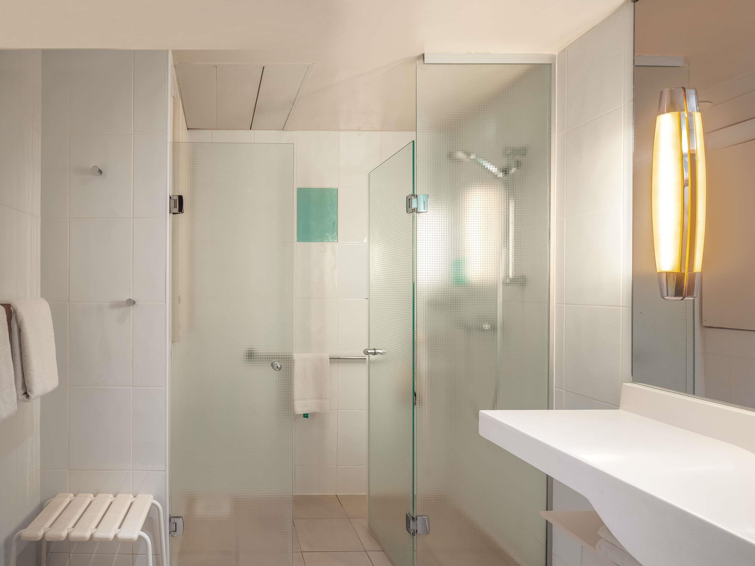 Room, 1 Double Bed, Accessible | Premium bedding, pillow-top beds, minibar, in-room safe