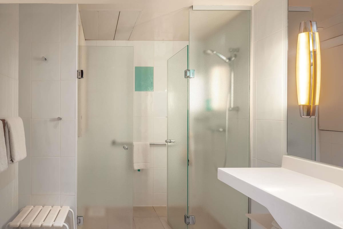 Room, 1 Double Bed, Accessible | Premium bedding, pillow-top beds, minibar, in-room safe