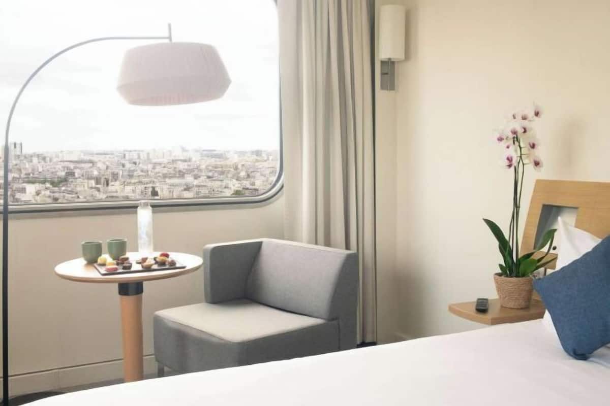 Premium bedding, pillowtop beds, minibar, in-room safe