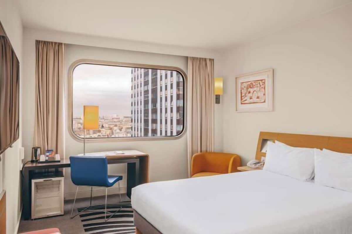 Premium bedding, pillowtop beds, minibar, in-room safe