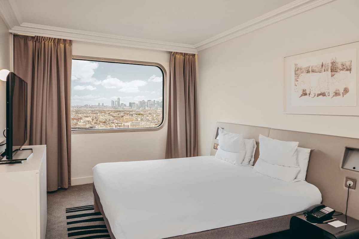 Executive Suite, 1 Queen Bed | Premium bedding, pillow-top beds, minibar, in-room safe