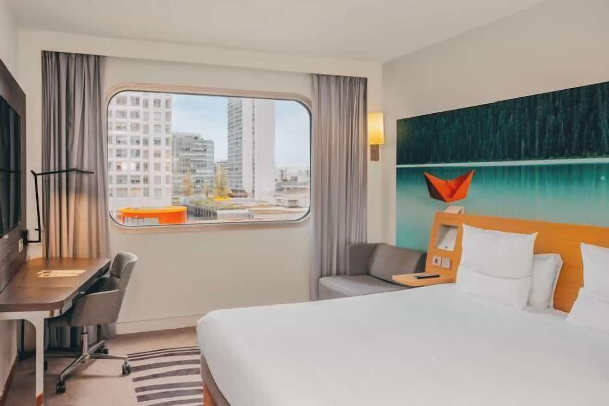 Premium bedding, pillowtop beds, minibar, in-room safe