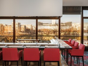 Hi ha 2 restaurants i s'hi serveixen esmorzars; plats de cuina francesa 