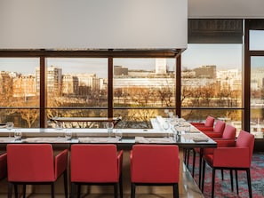 Hi ha 2 restaurants i s'hi serveixen esmorzars; plats de cuina francesa