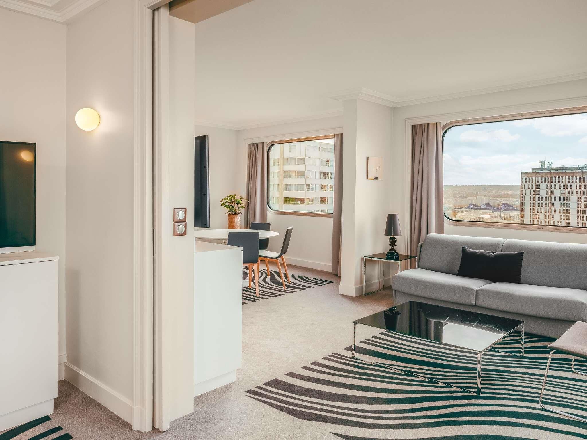 ห้องเอ็กเซกคิวทีฟสวีท, เตียงควีนไซส์ 1 เตียง | เครื่องนอนระดับพรีเมียม, เตียงพร้  อมฟูกเสริมที่นอน, มินิบาร์