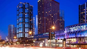 Un hôtel moderne à la façade originale, avec de nombreux étages et une enseigne « Novotel » bien visible.