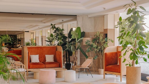 A modern lounge area with sofas, chairs, and potted plants. - Novotel Paris Centre Tour Eiffel (Paris)