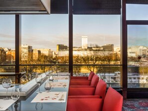 2 restaurantes; se sirven desayunos, almuerzos, cenas y cocina francesa 