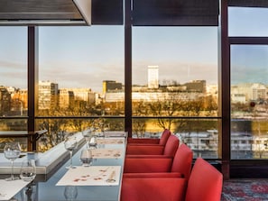 2 restaurantes; se sirven desayunos, almuerzos, cenas y cocina francesa