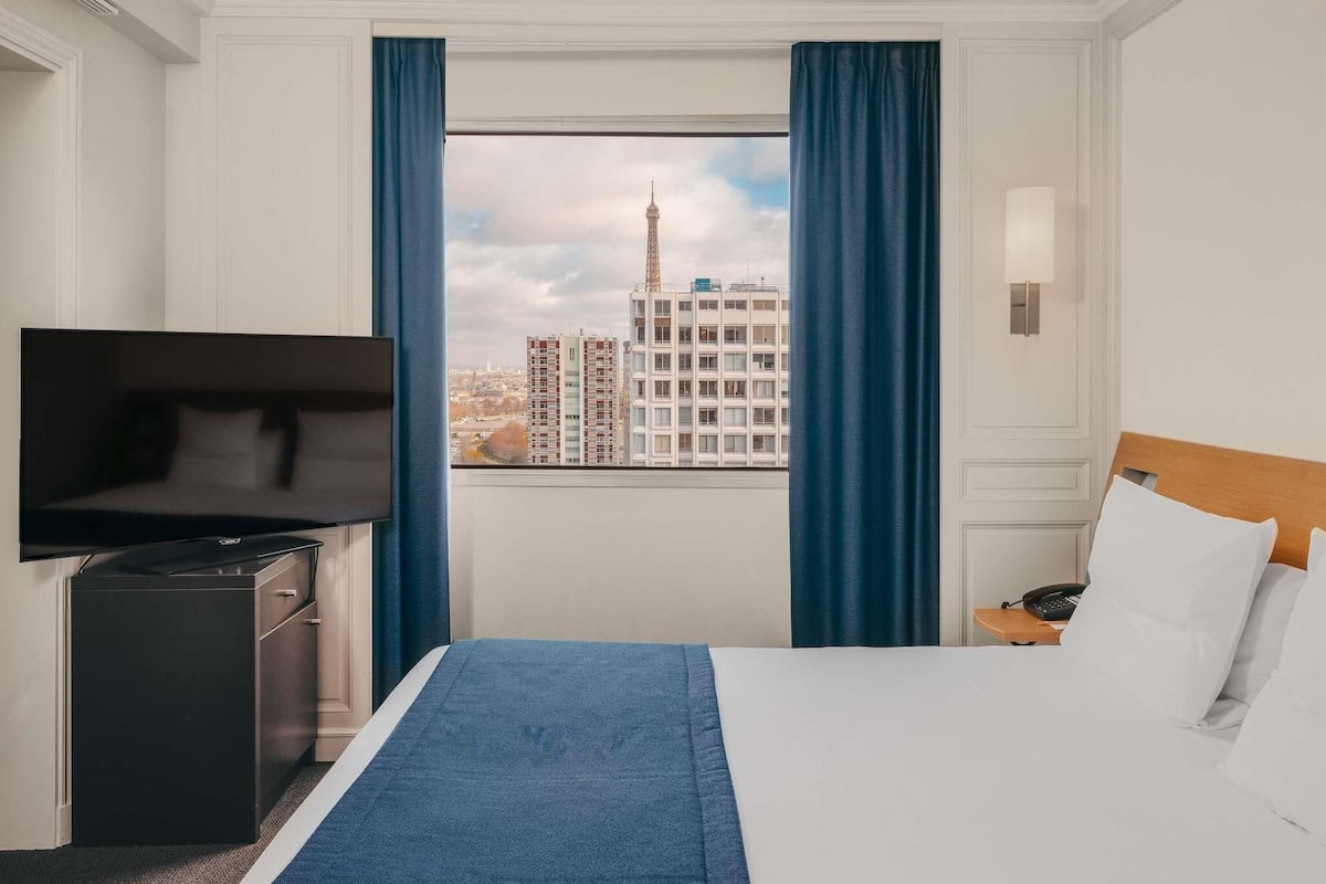Suite Junior, 1 lit double et 1 canapé-lit, vue sur la ville | Literie de qualité, lit avec matelas à plateau-coussin, minibar